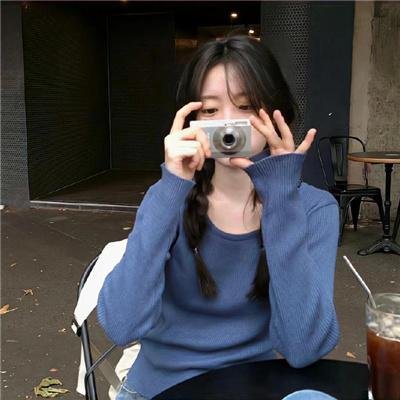 随盲柳入眠的女人